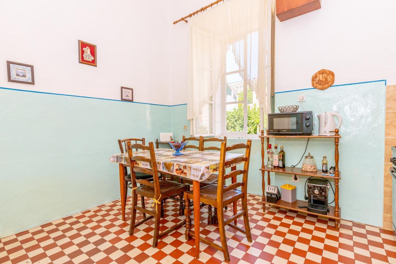 Guesthouse Isabel La Catolica Dubrovnik Exterior photo